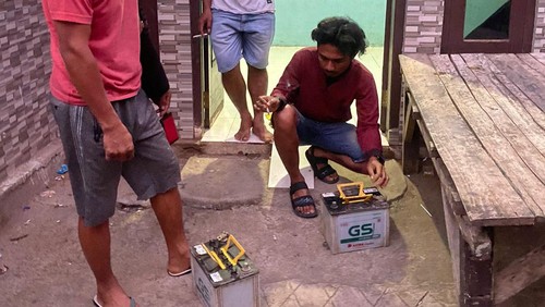 Petugas Polsek Woja mengamankan barang bukti dan menangkap pencuri aki truk di Kabupaten Dompu, NTB.