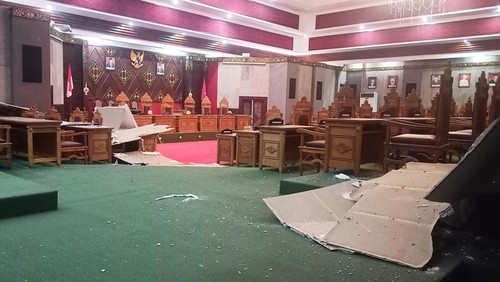 Plafon di ruang rapat paripurna DPRD Kabupaten Karangasem jebol setelah diguncang gempa. (Foto: I Wayan Selamat Juniasa/detikBali)