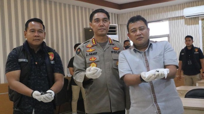 Polisi memperlihatkan barang bukti hasil tambang emas ilegal di Minahasa Utara, Sulut.