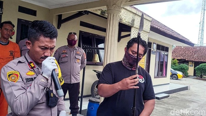 Polisi pamerkan tongsis modifikasi bermata pisau