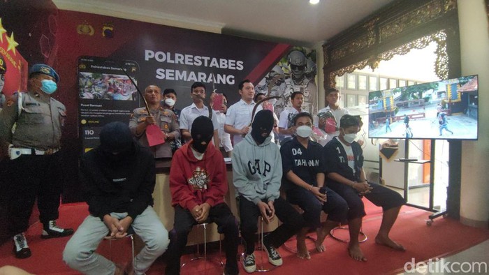 Polrestabes Semarang kembali mengamankan lima tersangka terkait penyerangan di SMKN 3 Semarang, Rabu (14/12/2022).