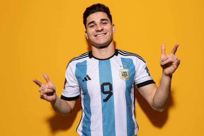 Keberadaan Julian Alvarez sebagai striker Argentina memberi andil besar atas kesuksesan Tim Tango di Piala Dunia 2022 sejauh ini. Pemuda 22 tahun ini sudah menyumbangkan empat gol dan masuk dalan daftar top skor. Foto: FIFA via Getty Images/David Ramos - FIFA