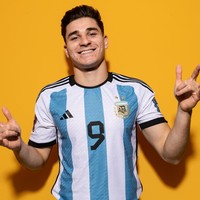 Keberadaan Julian Alvarez sebagai striker Argentina memberi andil besar atas kesuksesan Tim Tango di Piala Dunia 2022 sejauh ini. Pemuda 22 tahun ini sudah menyumbangkan empat gol dan masuk dalan daftar top skor. Foto: FIFA via Getty Images/David Ramos - FIFA