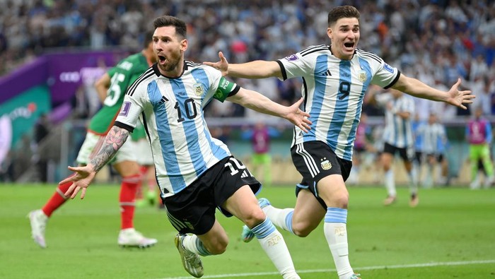 LUSAIL CITY, QATAR - NOVEMBER 26: Lionel Messi (L) of Argentina celebrates scoring their teams first goal with their teammate Julian Alvarez (R) during the FIFA World Cup Qatar 2022 Group C match between Argentina and Mexico at Lusail Stadium on November 26, 2022 in Lusail City, Qatar. (Photo by Dan Mullan/Getty Images)