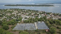 Foto udara kawasan Pembangkit Listrik Tenaga Surya (PLTS) di pulau wisata Gili Trawangan, Kecamatan Pemenang, Tanjung, Lombok Utara, NTB.  