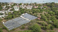 Pembangkit listrik ramah lingkungan tersebut memanfaatkan tenaga surya yang menghasilkan daya total 820 kWp untuk kelistrikan pulau wisata Tiga Gili.