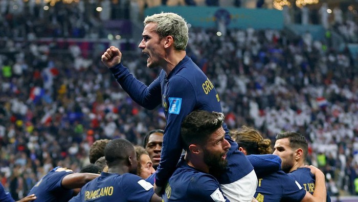 Soccer Football - FIFA World Cup Qatar 2022 - Quarter Final - England v France - Al Bayt Stadium, Al Khor, Qatar - December 10, 2022 Frances Olivier Giroud celebrates scoring their second goal with Antoine Griezmann and teammates REUTERS/Matthew Childs