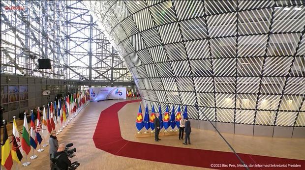 Presiden Jokowi Disambut saat hadiri pembukaan KTT ASEAN-Uni Eropa, Brussels, 14 Desember 2022. (Tangkapan Layar Youtube Sekretariat Presiden)