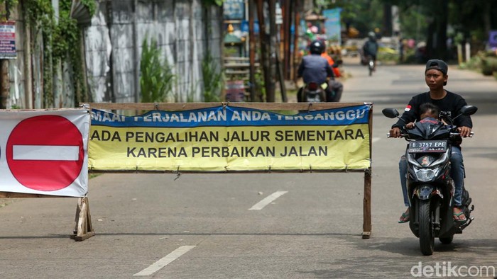 Pelebaran jalan tengah dilakukan di Tanah Baru, Depok. Pelebaran ini juga dilakukan berbarengan dengan pemasangan turap kali.
