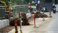 Dalam spanduk himbauan jalan ini ditutup hingga 16 Desember 2022.