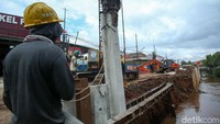 Proyek normalisasi ini menggunakan sheet pile sepanjang 500 meter.