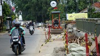 Pelebaran jalan ini untuk mengurai kemacetan yang biasa terjadi.