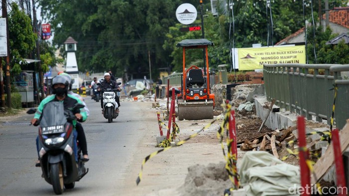 Progres Normalisasi Kali dan Pelebaran Jalan di Tanah Baru Depok Pelebaran jalan tengah dilakukan di Tanah Baru, Depok. Pelebaran ini juga dilakukan berbarengan dengan pemasangan turap kali.