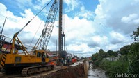 Petugas beraktivitas di proyek normalisasi kali dan pelebaran jalan di Tanah Baru, Depok, Rabu (14/12/2022).