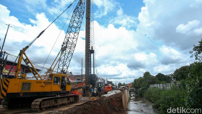 Progres Normalisasi Kali dan Pelebaran Jalan di Tanah Baru Depok Pelebaran jalan tengah dilakukan di Tanah Baru, Depok. Pelebaran ini juga dilakukan berbarengan dengan pemasangan turap kali.
