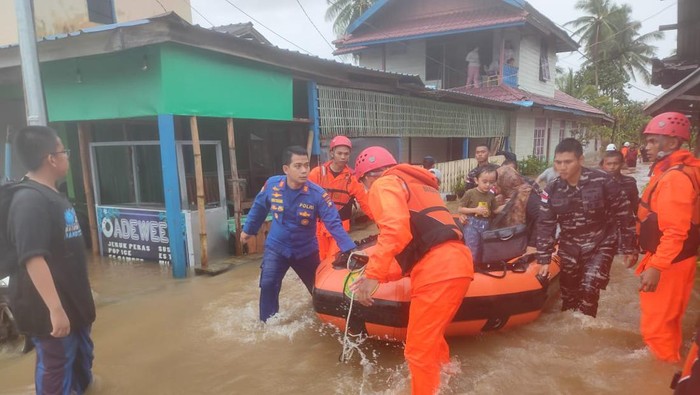 Proses evakuasi warga di lokasi banjir di Natuna. (Foto: Istimewa)