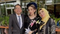 Jarwo Kwat dan istri menemani proses wisuda Putri Anjani. (Foto: dok Instagram)