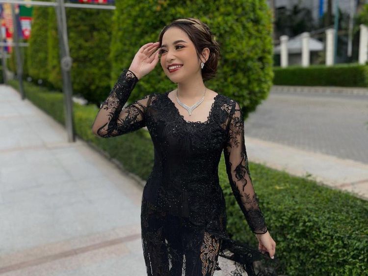 Bahagianya Putri Anjani Anak Jarwo Kwat Lulus Kuliah