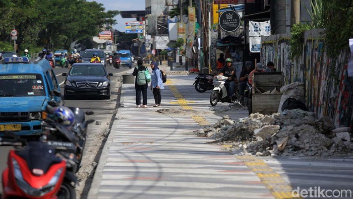 Pembangunan trotoar di jalan Margonda, Depok, dipastikan molor dari target. Revitalisasi trotoar sepanjang 4,8 km belum kelar meski ditarget selesai 16 Desember.