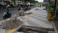 Revitalisasi trotoar ini menelan anggaran 23,5 miliar rupiah.