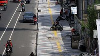 Proyek ini juga sempat dikeluhkan warga karena menyebabkan kemacetan.