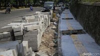 Sejumlah pekerja tengah melakukan penyelesaian pembangunan trotoar di jalan Margonda, Depok, Jawa Barat, Rabu (14/12/2022).