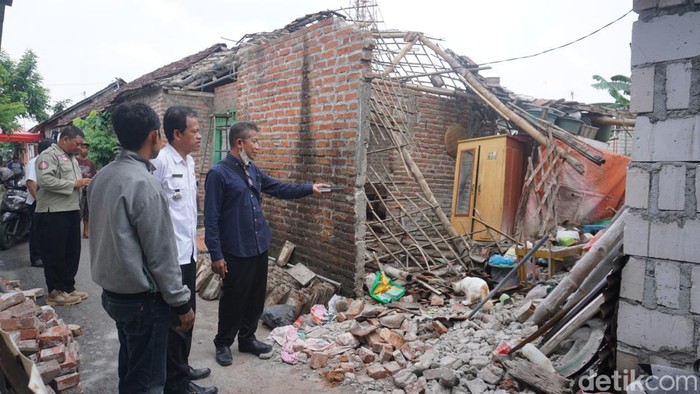 rumah ambruk di mojokerto