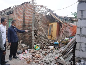 Rumah di Mojokerto Ambruk, Penghuninya yang Strok Luka Tertimpa Atap