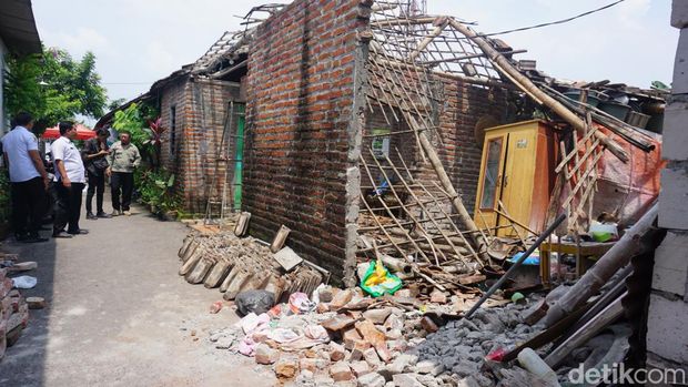 rumah ambruk di mojokerto