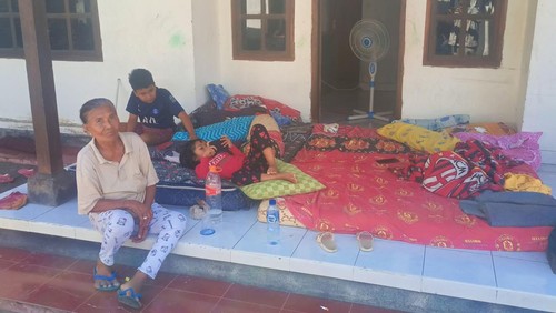 Salah seorang warga Desa Baturinggit, Kecamatan Kubu yang masih bertahan di luar rumah pascagempa mengguncang Karangasem, Selasa (13/12/202). (Foto: I Wayan Selamat Juniasa/detikBali)