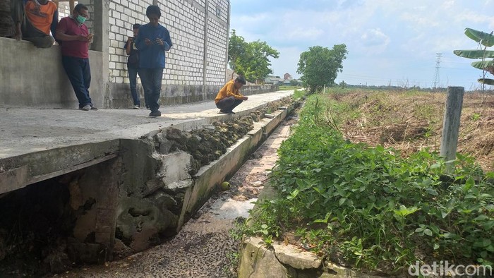 Saluran irigasi di Lamongan yang diduga tercemar