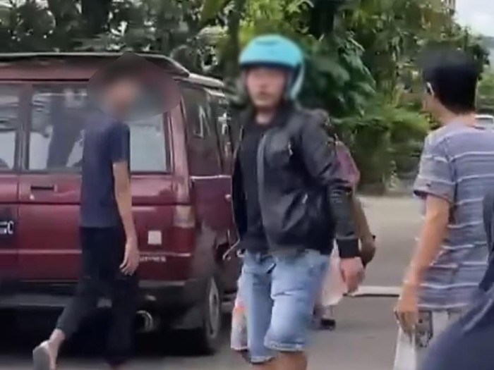 Seorang oknum prajurit TNI AU (berhelm biru) ditangkap Polisi Militer karena memukul pria lansia. (Tangkapan layar video viral)