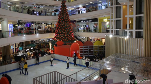 Gelanggang es ini dibuat untuk memberikan pengalaman dan sensasi berjalan dan bermain di atas es serta mempermudah akses masyarakat yang ingin mencoba bermain seluncur diatas es sambil menikmati beragam hiburan khas natal.
