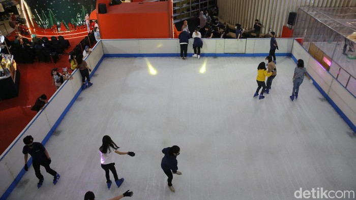 Serunya Bermain Ice Rink Jelang Nataru Menyambut libur natal dan tahun baru, Mal Ciputra Jakarta mengajak seluruh pengunjung untuk mengikuti petualangan seru bertema salju.