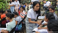 Asti tidak hanya mengajari materi bahasa Inggris tapi juga mengajari mereka soal merubah mindset, mental, dan lain-lain. Mereka juga membersihkan pantai dari sampah plastik dan sebagainya. Hal itu dilakukan dari tahun 2015 hingga tahun 2017.