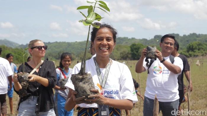 Prihatin karena banyak anak-anak di Sumba belum bisa mendapatkan pendidikan yang layak. Roswista Asti Kulla tergerak untuk membagikan ilmunya lewat komunitas English Goes to Kampung. Begini kisahnya, Sabtu (10/12/2022).