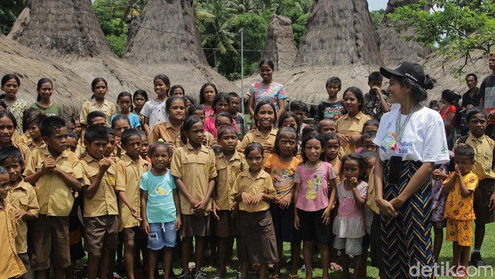 Prihatin karena banyak anak-anak di Sumba belum bisa mendapatkan pendidikan yang layak. Roswista Asti Kulla tergerak untuk membagikan ilmunya lewat komunitas English Goes to Kampung. Begini kisahnya, Sabtu (10/12/2022).