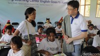 Asti membagikan kegiatannya di media sosial hingga membuat banyak orang tergerak untuk membuat hal mulia serupa. Sejak saat itu ia membuat komunitas relawan dan mendirikan bangunan sekolah di tanah yang dipinjamkan warga setempat.