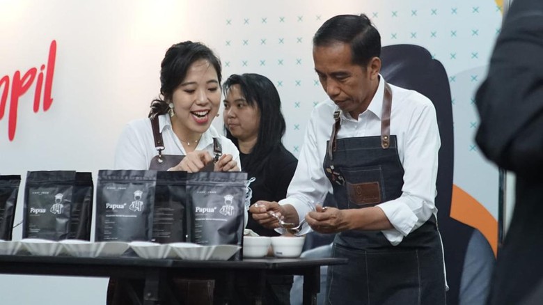 Evani Jesslyn sebagai pemilik Strada Coffee menyajikan kopi untuk Jokowi.