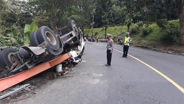 Suasana lokasi kecelakaan truk kontainer di Jambu, Kabupaten Semarang, Rabu (14/12/2022).