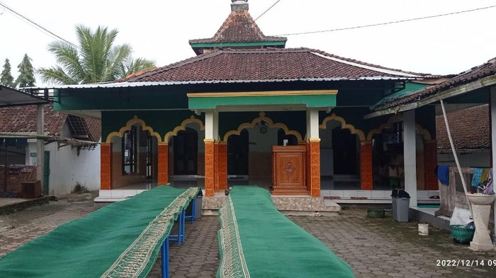 Suasana Masjid Al-Mahfudz, Salaman Magelang, usai dilepasnya garis polisi, Selasa (13/12/2022).