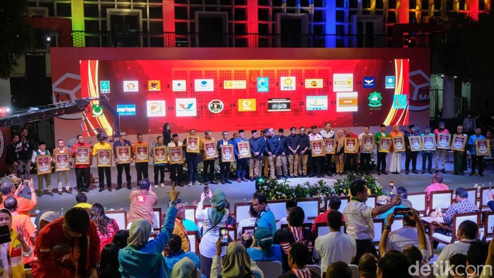 KPU menggelar pengundian nomor urut partai politik peserta Pemilu 2024. Pengundian nomor urut dihadiri para petinggi parpol.