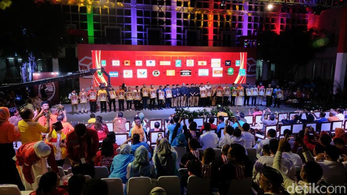 KPU menggelar pengundian nomor urut partai politik peserta Pemilu 2024. Pengundian nomor urut dihadiri para petinggi parpol.