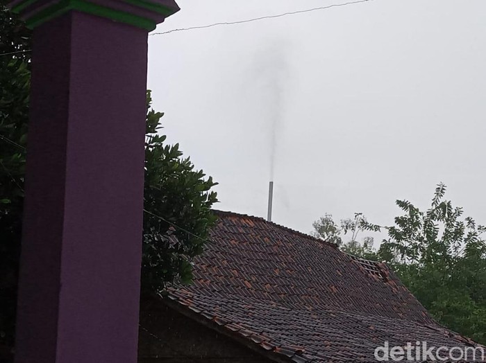 Sumur bor di Sampang yang kembali menyemburkan air bercampur gas.