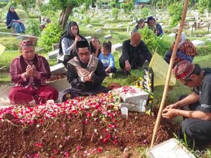 Tangis Anak-anak Otis Pamutih Pecah di Pemakaman