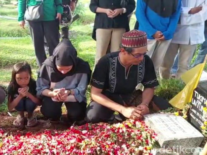 Tangis Anak-anak Otis Pamutih Pecah di Pemakaman