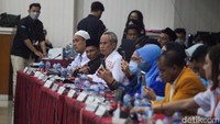 17 parpol yang lolos itu terdiri dari 9 partai parlemen dan 8 partai non parlemen. Sementara itu, terdapat satu parpol yang tidak lolos sebagai peserta Pemilu 2024 yakni Partai Ummat.