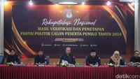 Komisioner KPU menyerahkan berita acara kepada perwakilan parpol. 