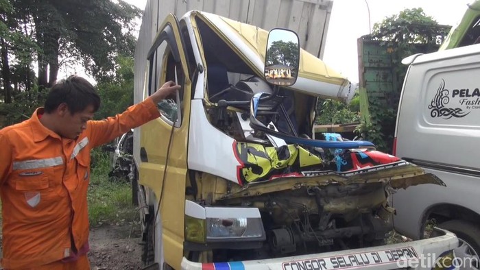 Bangkai truk yang dikemudikan kakak beradik yang kecelakaan di Cipularang.