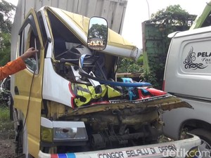 Kakak-Adik Kecelakaan di Cipularang, Satu Orang Tewas Terjepit